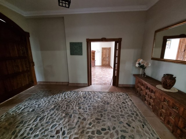 Villa con 15 Dormitorios  en Málaga