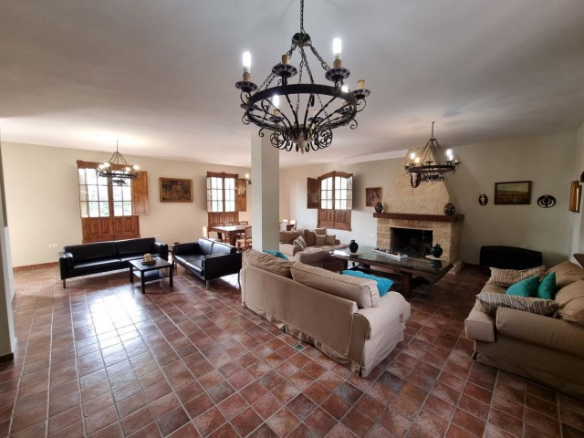 Villa con 15 Dormitorios  en Málaga