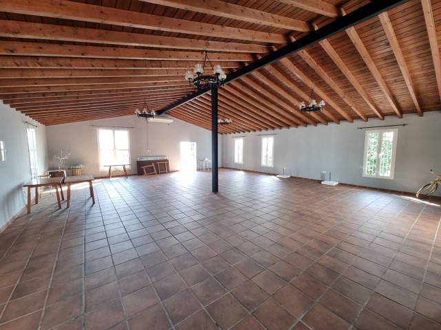 Villa con 15 Dormitorios  en Málaga