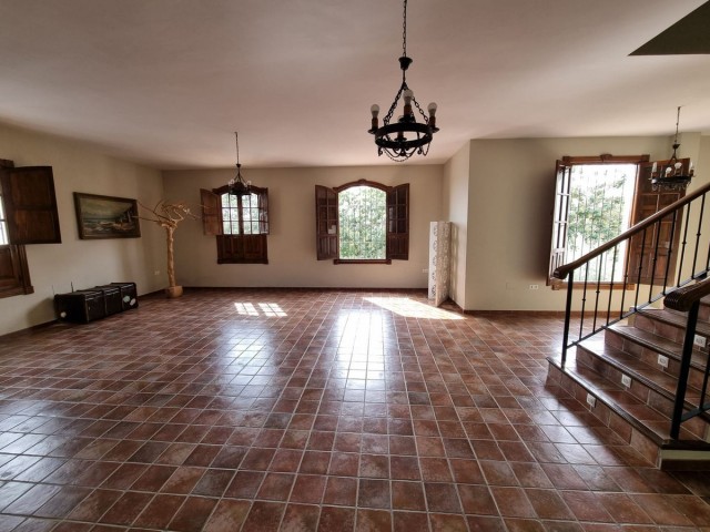 Villa con 15 Dormitorios  en Málaga