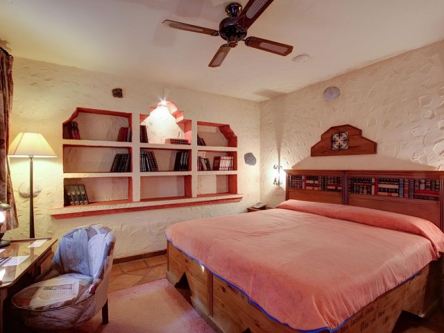 Comercial con 9 Dormitorios  en Benahavís
