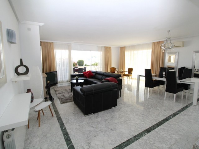 Penthouse avec 4 Chambres  à Puerto Banús