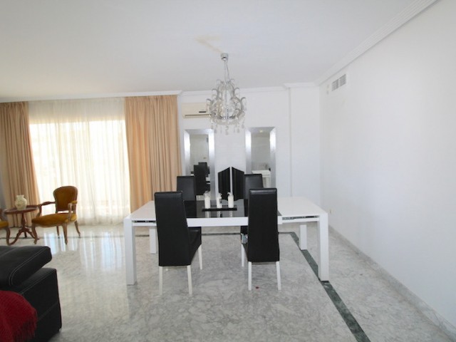 Penthouse avec 4 Chambres  à Puerto Banús