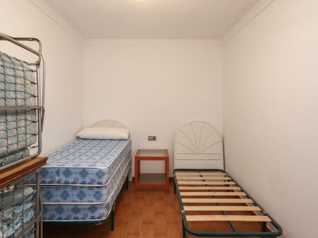 Adosado con 6 Dormitorios  en Guaro