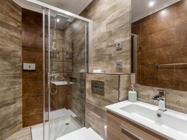 Commercial avec 4 Chambres  à Puerto Banús