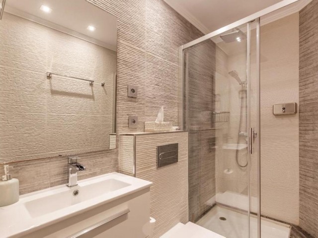 Commercial avec 4 Chambres  à Puerto Banús