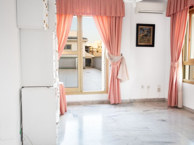Apartamento con 4 Dormitorios  en Málaga Centro