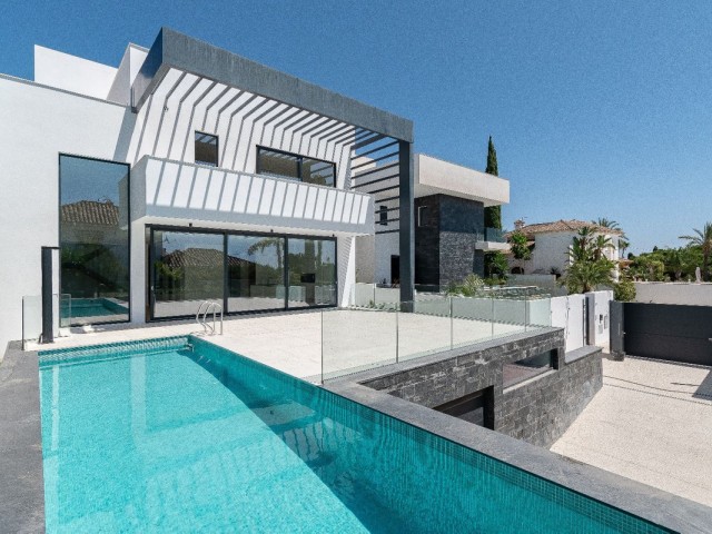 6 Bedrooms Villa in Marbesa