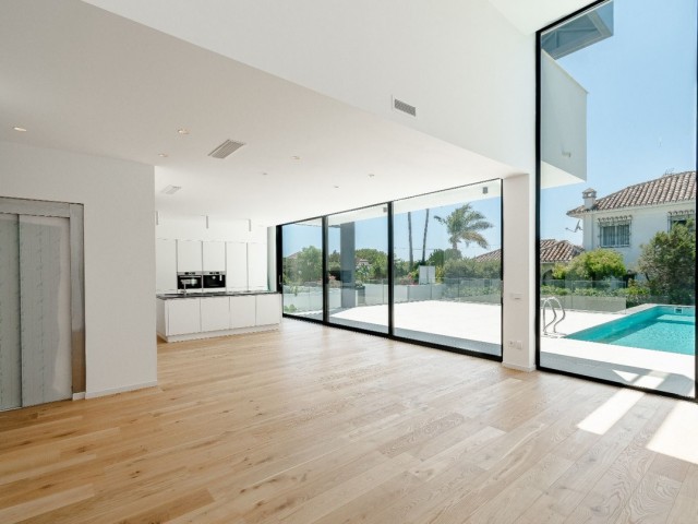 6 Bedrooms Villa in Marbesa