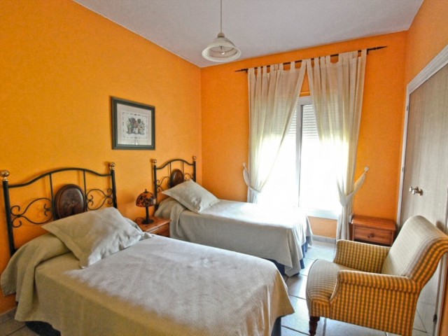 Villa con 10 Dormitorios  en Elviria