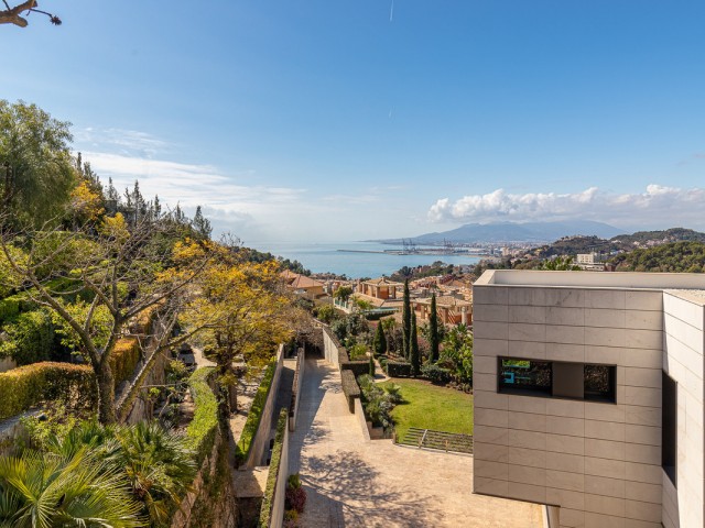 Villa con 8 Dormitorios  en Málaga Este