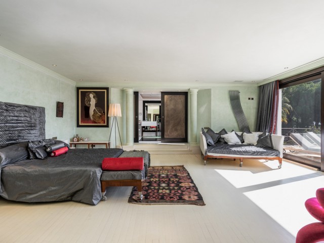Villa con 8 Dormitorios  en Estepona