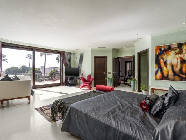 8 Bedrooms Villa in Estepona
