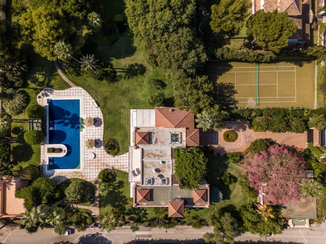 Villa avec 8 Chambres  à Estepona