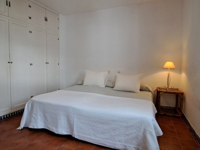 Apartment, La Duquesa, R4592254