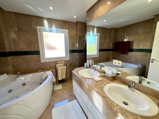 2 Bedrooms Apartment in Nueva Andalucía