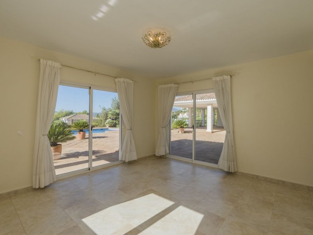 5 Soveroms Villa i Valtocado