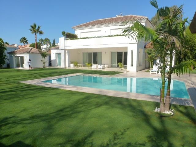 5 Bedrooms Villa in Guadalmina Baja