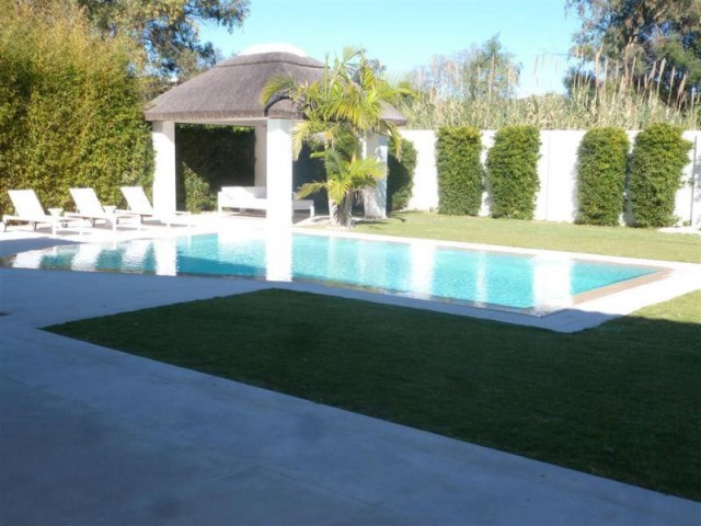 5 Bedrooms Villa in Guadalmina Baja