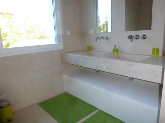 5 Bedrooms Villa in Guadalmina Baja