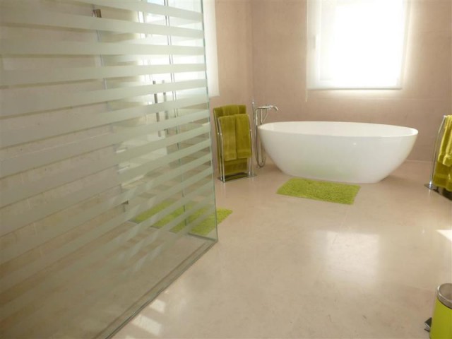 5 Bedrooms Villa in Guadalmina Baja
