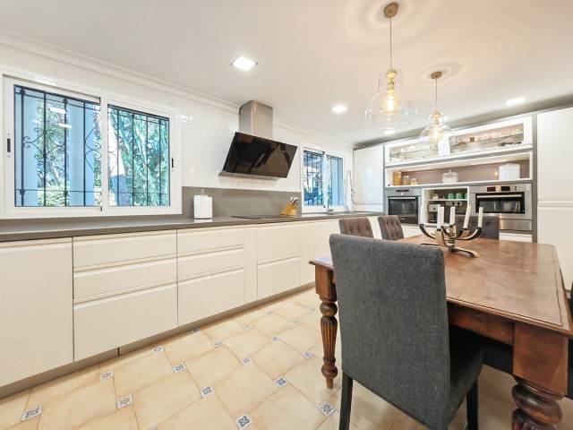 4 Bedrooms Villa in Marbesa