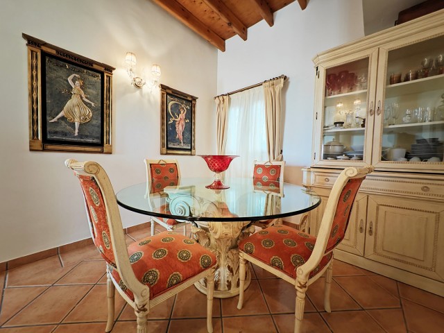 4 Bedrooms Villa in Marbesa