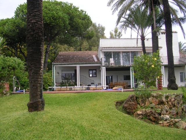Villa avec 5 Chambres  à Los Monteros