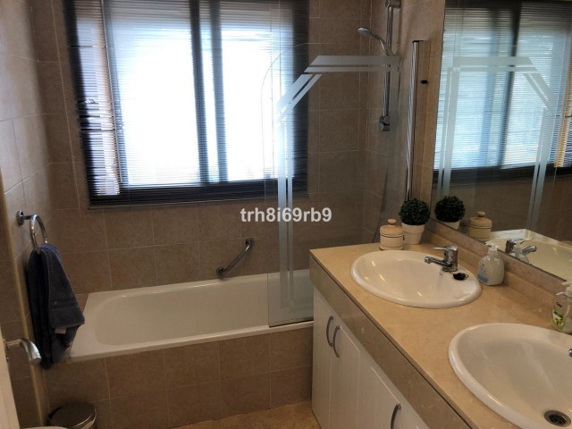 3 Bedrooms Apartment in Selwo
