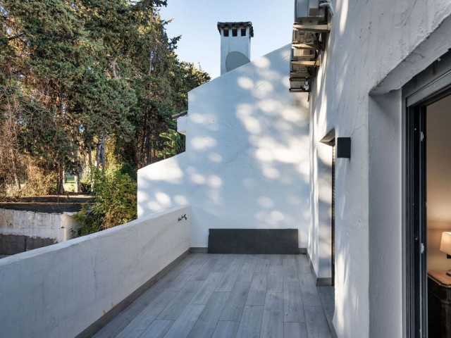 Maison mitoyenne avec 4 Chambres  à Nueva Andalucía