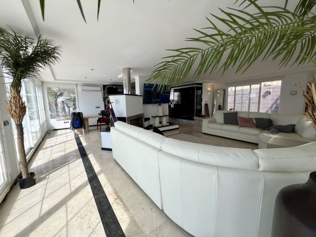 5 Bedrooms Villa in El Chaparral