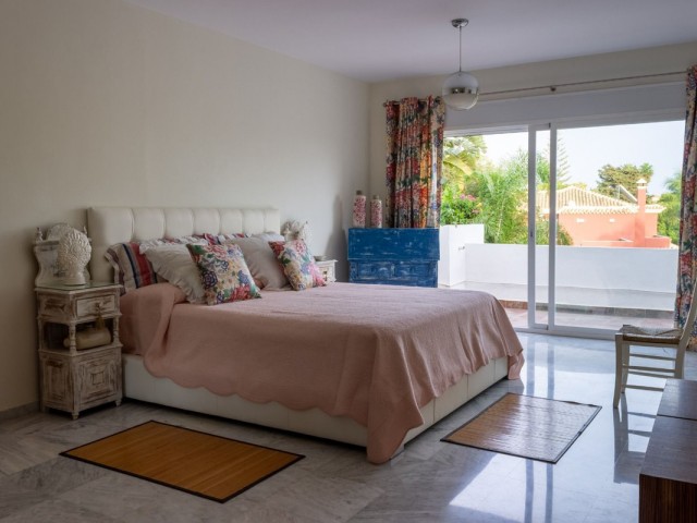4 Bedrooms Villa in Guadalmina Baja