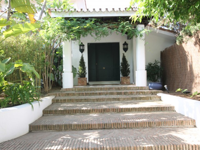 8 Bedrooms Villa in Calahonda