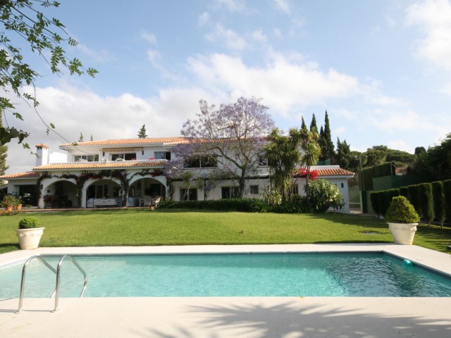 8 Bedrooms Villa in Calahonda