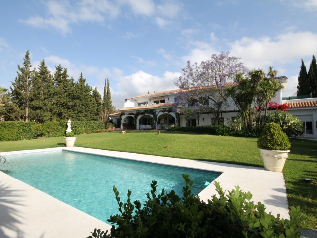8 Bedrooms Villa in Calahonda