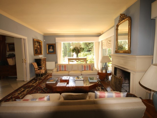 8 Bedrooms Villa in Calahonda