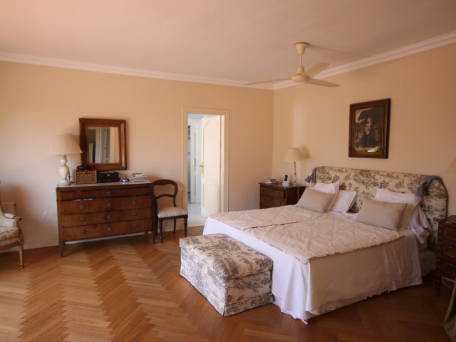 8 Bedrooms Villa in Calahonda
