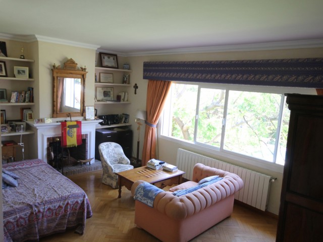 8 Bedrooms Villa in Calahonda