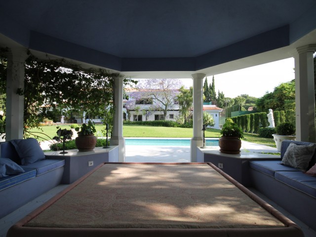 8 Bedrooms Villa in Calahonda