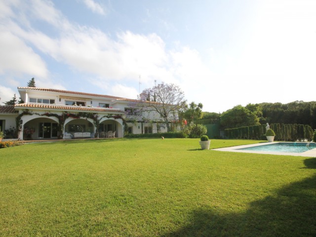 8 Bedrooms Villa in Calahonda