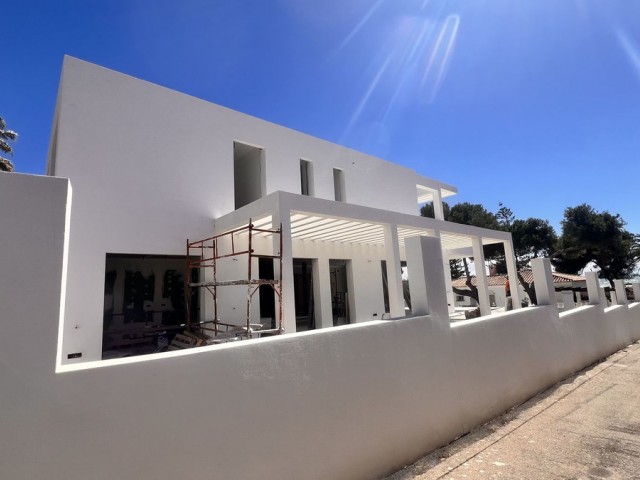 4 Bedrooms Villa in Marbesa