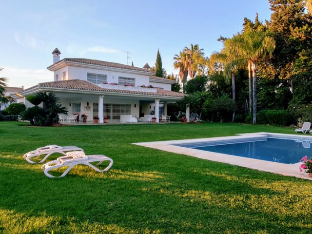 Villa avec 8 Chambres  à Guadalmina Baja