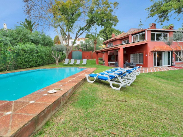5 Bedrooms Villa in Elviria