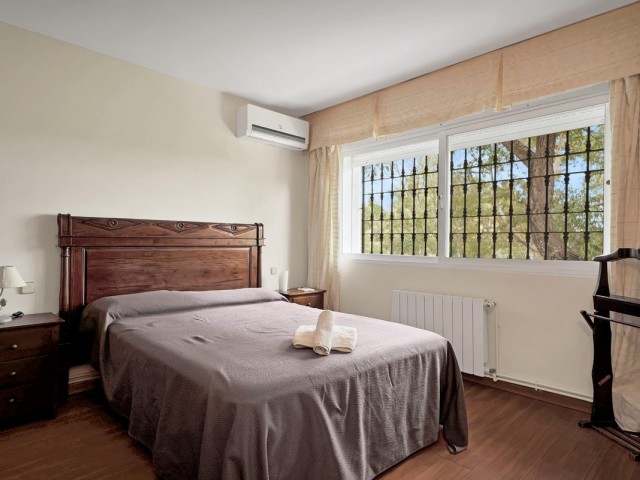 5 Bedrooms Villa in Elviria