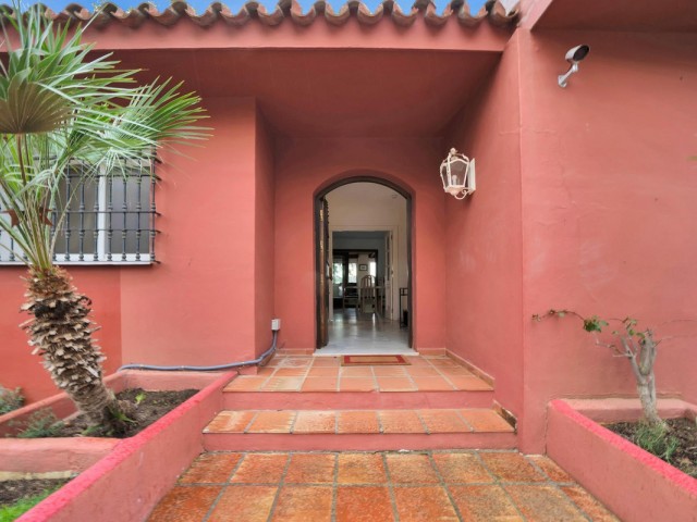 5 Bedrooms Villa in Elviria