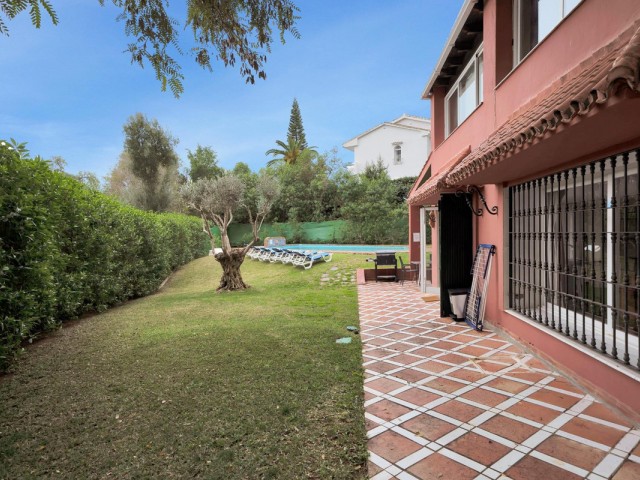 5 Bedrooms Villa in Elviria