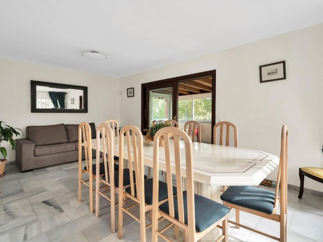 5 Bedrooms Villa in Elviria