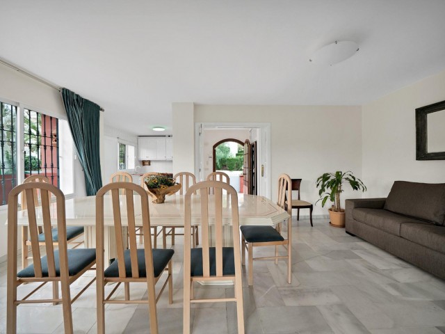 5 Bedrooms Villa in Elviria