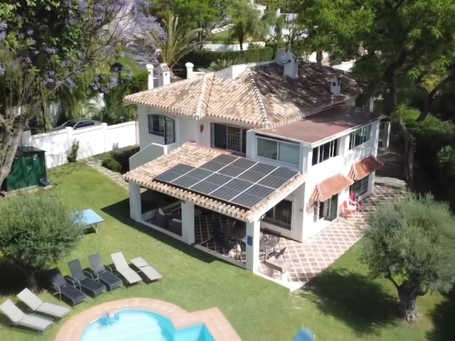 5 Bedrooms Villa in Elviria
