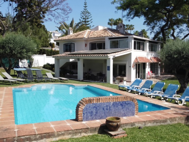 5 Bedrooms Villa in Elviria